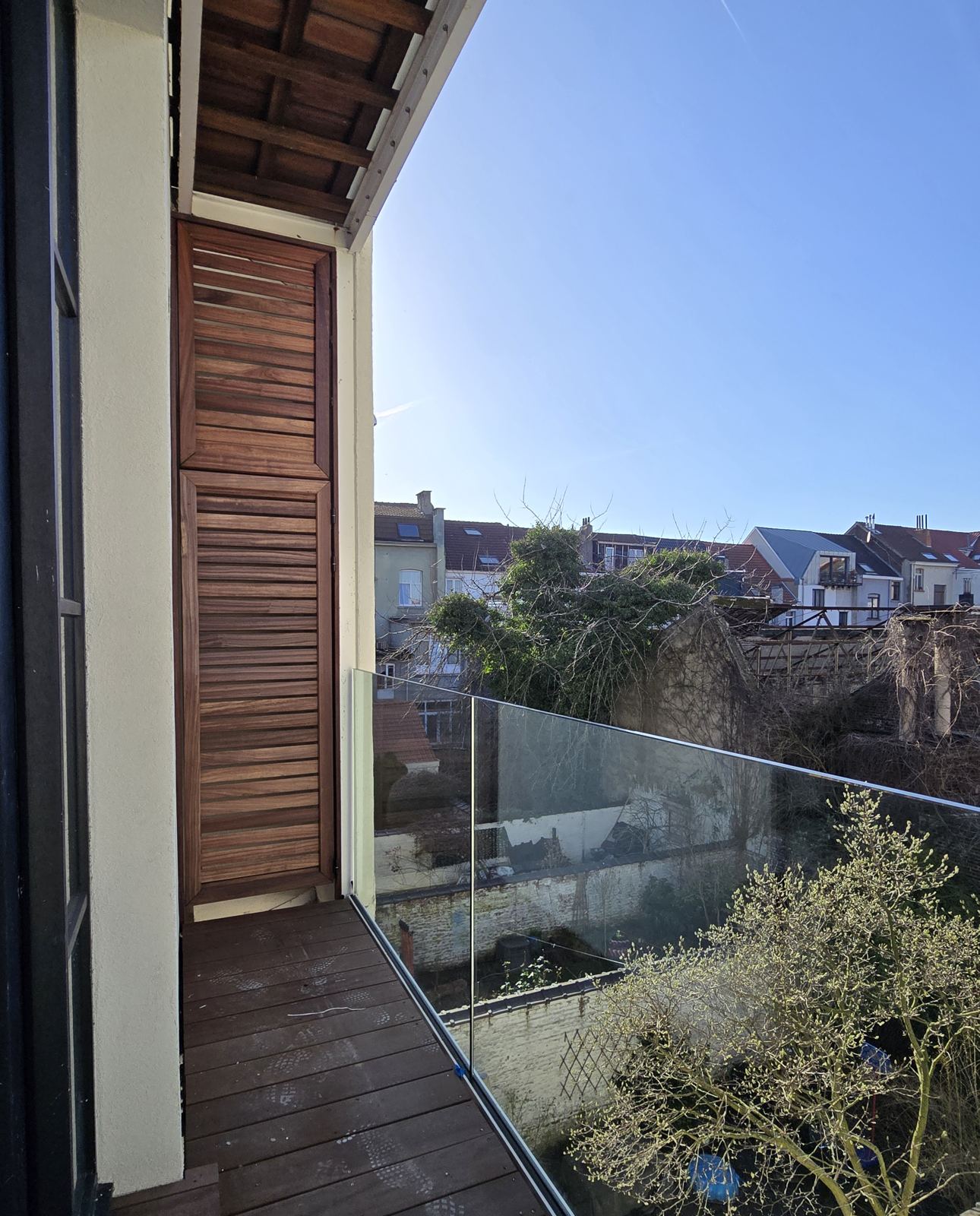 Terrace with glass balustrade overlooking the gardens